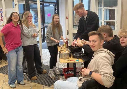 Spa am Stand mit veganen Wurstchen