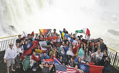 Rotary-Austauschschüler vor den Wasserfällen